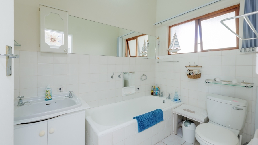 4 Bedroom Property for Sale in Struisbaai Western Cape